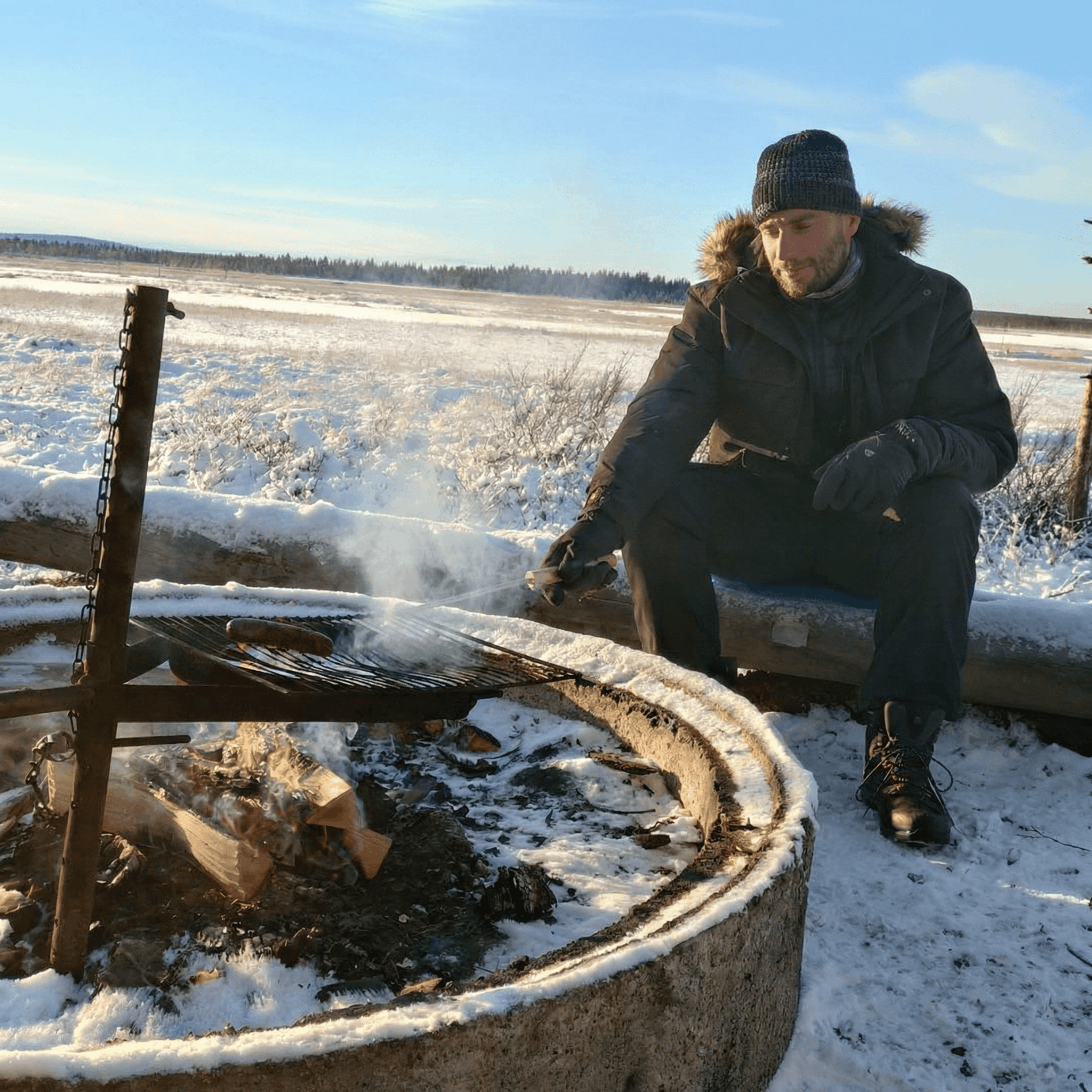 Grilling makkara sul fuoco della Mökki