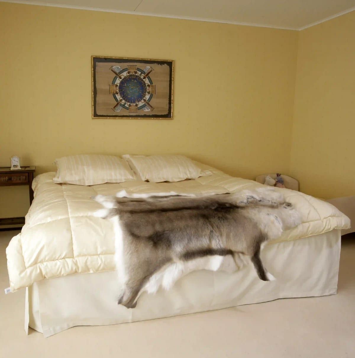 Pelle di renna come copriletto in camera da letto
